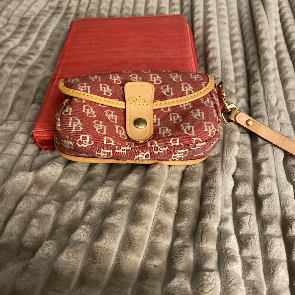 Dooney & Bourke cloth/leather in EUC condition .Snap closure